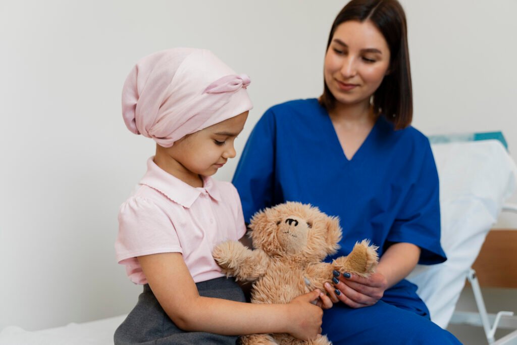 Enfermera con paciente pediatrica con cancer infantil.